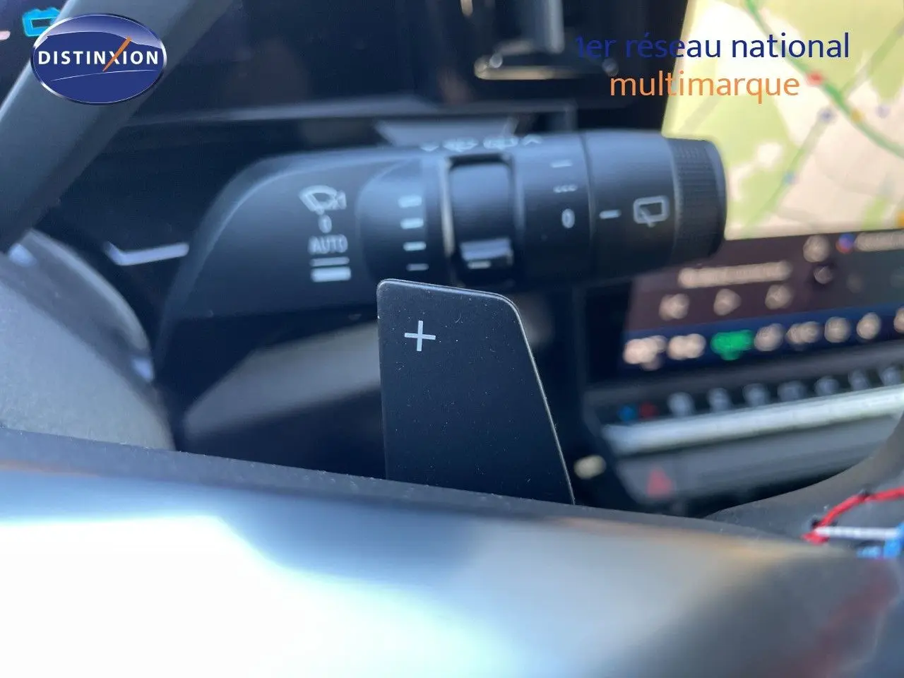 Gros plan sur la palette de passage de vitesse droite dans l’habitacle noir du Renault Austral E-Tech Full Hybrid 2026.