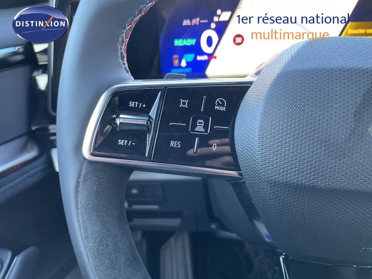 Gros plan sur le volant noir du Renault Austral E-Tech 2026, mettant en valeur les commandes de régulateur de vitesse.