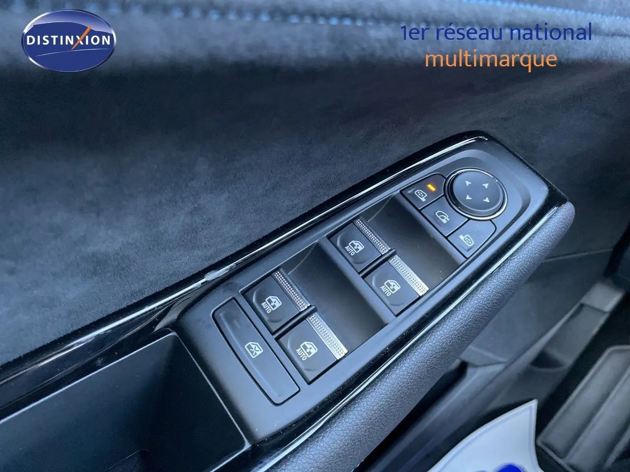 Gros plan sur la commande des vitres électriques côté conducteur du Renault Austral noir étoile métal, intérieur tissu et cuir noir.