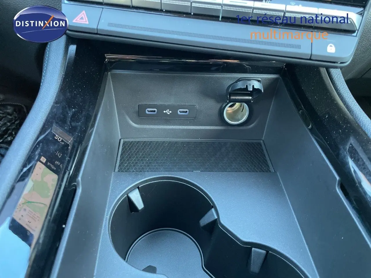 Gros plan de la console centrale du Renault Austral noir étoile métal, montrant prises USB et allume-cigare.