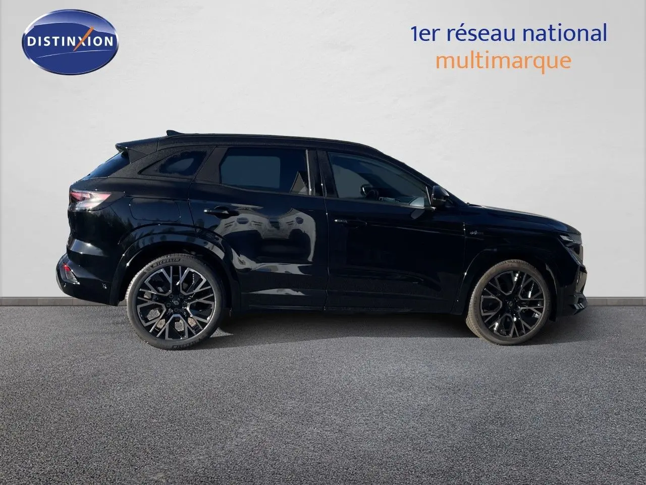 Profil droit du Renault Austral noir étoile métal 2026 avec jantes alliage noires et détails sportifs.