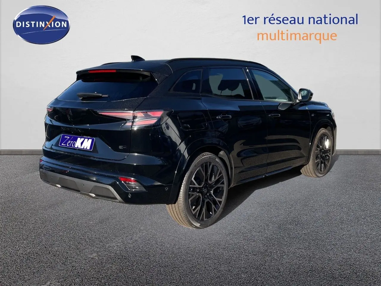 Renault Austral noir étoile métal en 3/4 arrière droit, avec jantes noires et feux arrière LED distinctifs.