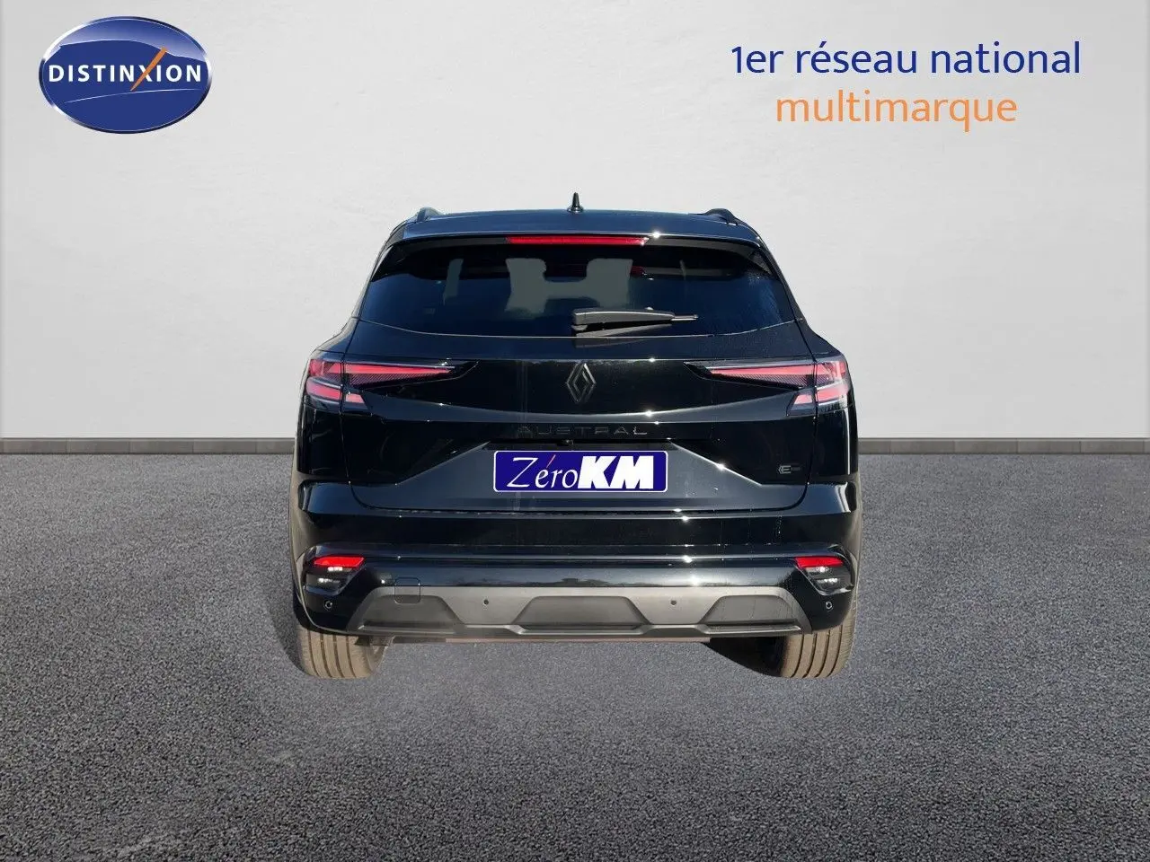 Vue arrière d'un Renault Austral noir étoile métal 2026, mettant en valeur ses feux LED fins et son design moderne.