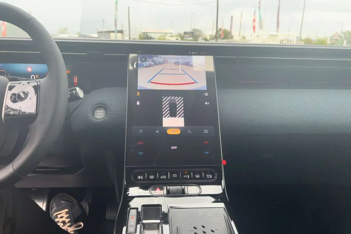 Vue intérieure centrée sur la console centrale tactile du Citroën C5 Aircross Hybrid 145 Plus PK Drive 2026.