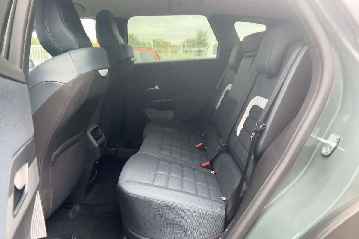 Vue côté droit de la banquette arrière grise du Citroën C5 Aircross Hybrid 145 Plus PK Drive vert Astoria avec toit noir.