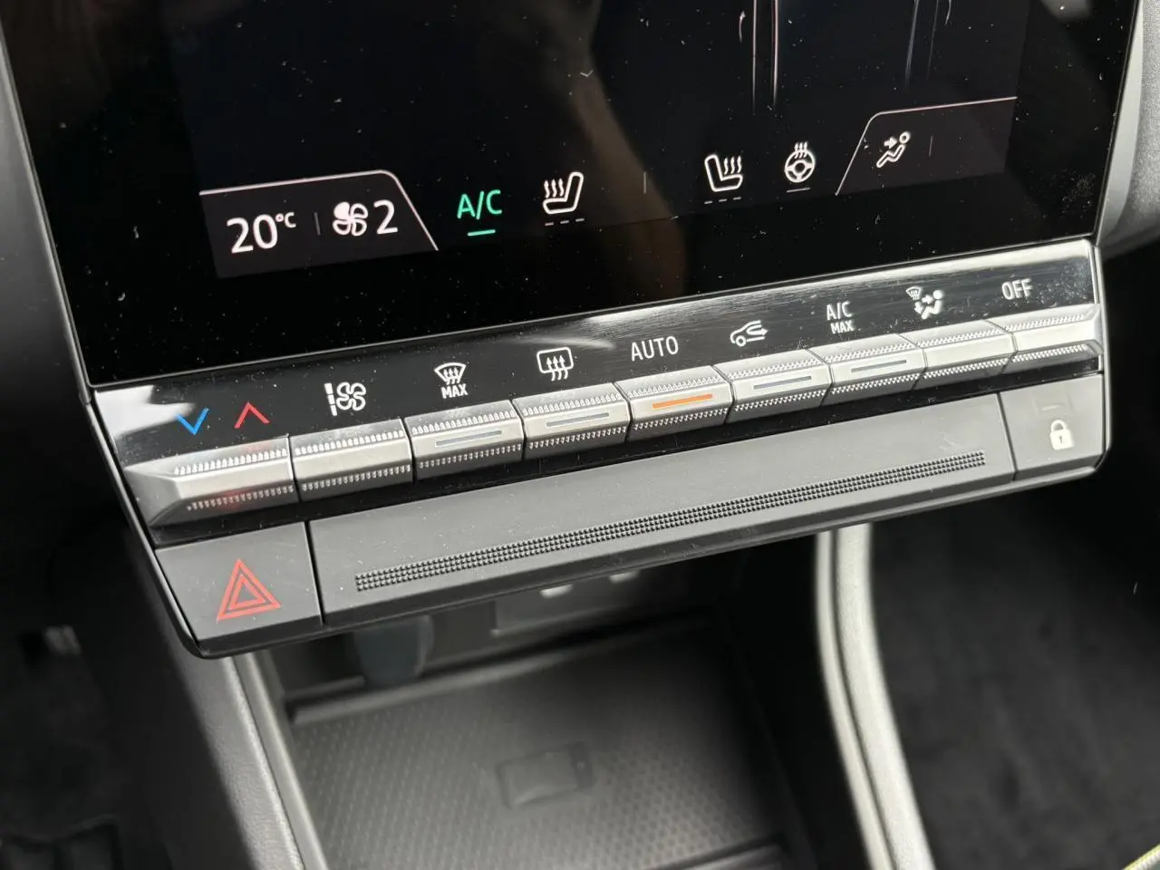 Gros plan sur la console centrale du Renault Captur 2025 avec commandes climatisation et sièges chauffants.