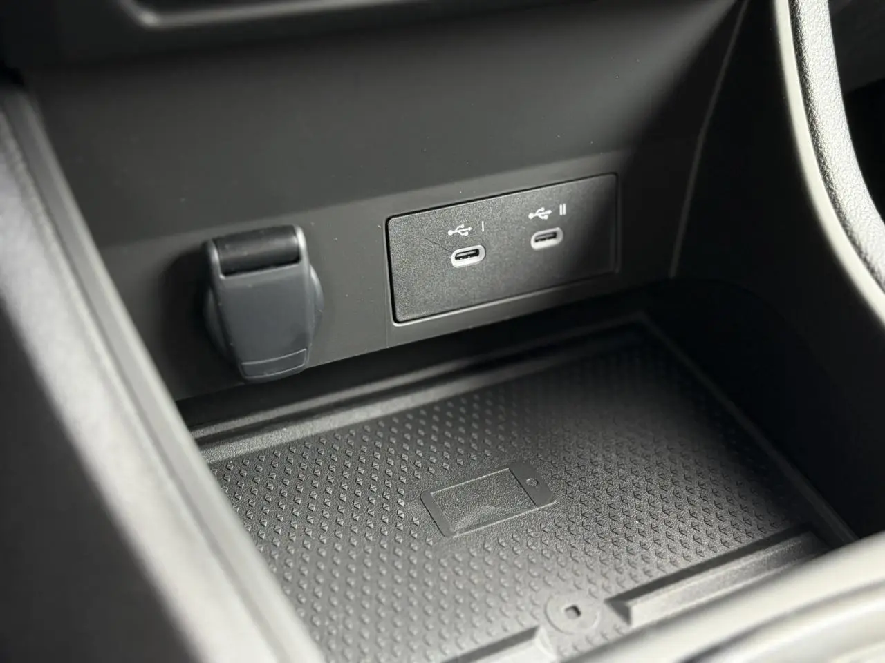 Gros plan sur la console centrale du Renault Captur 2025 avec ports USB-C et chargeur sans fil intégré.