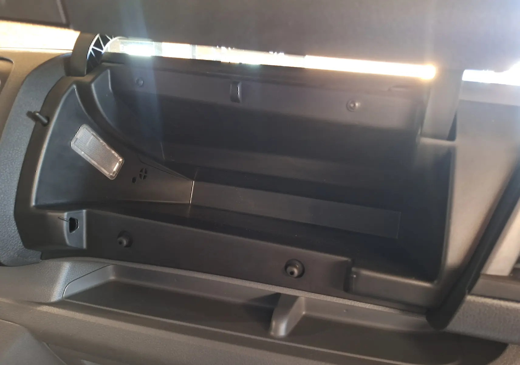 Compartiment de rangement ouvert côté passager dans l'habitacle du Citroën Jumpy blanc 2020.