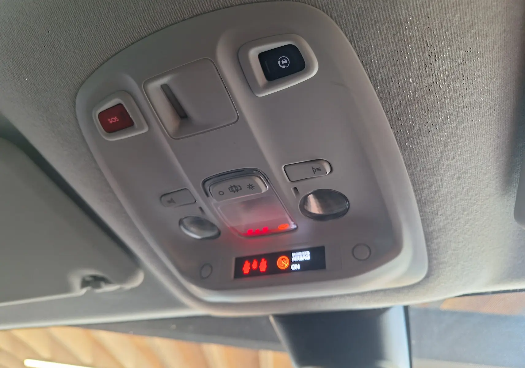 Plafonnier intérieur avec commandes SOS et éclairage, affichage des ceintures et airbag passager sur Citroën Jumpy blanc.