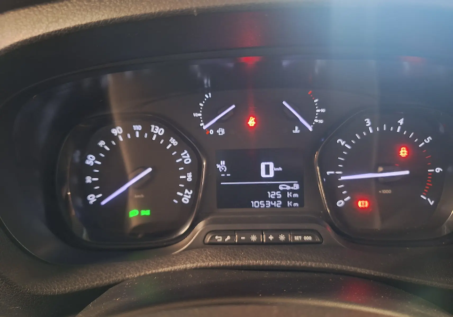 Tableau de bord du Citroën Jumpy 2.0 BlueHDi 120 Club 2020, affichage numérique et compteurs analogiques éclairés.