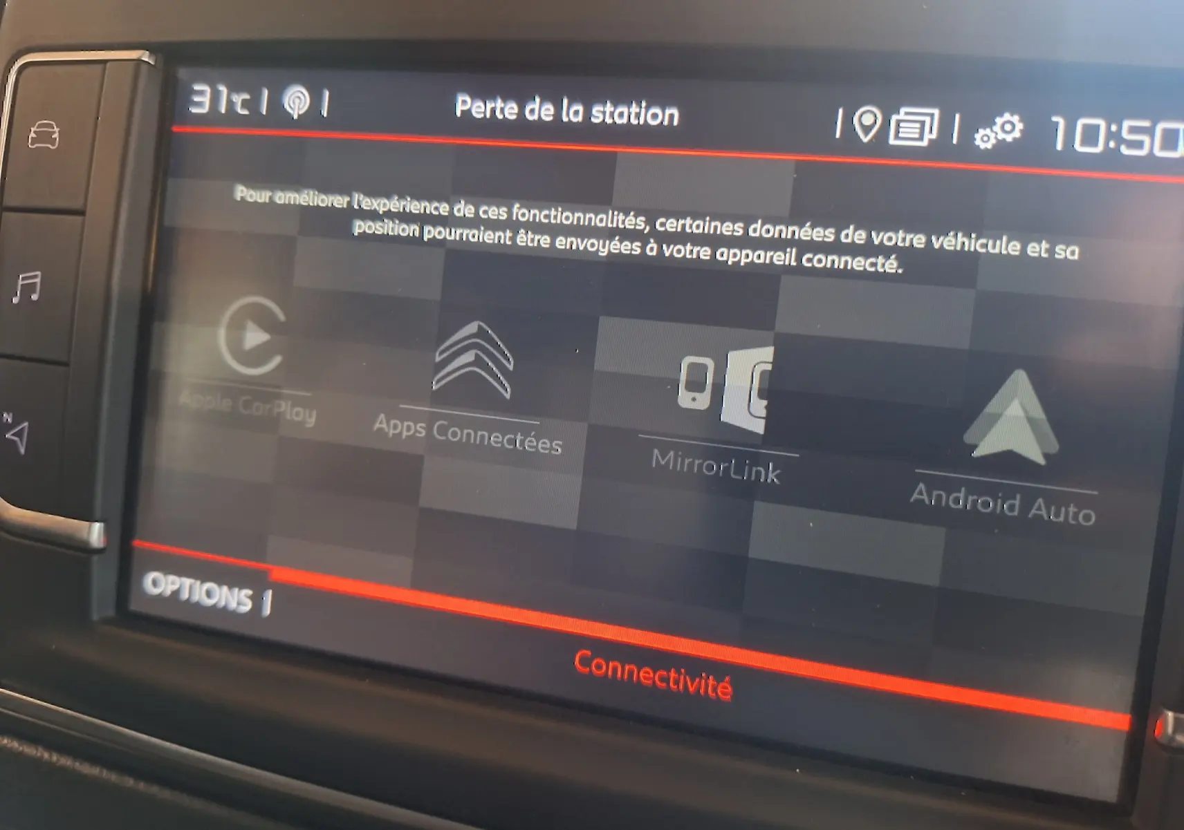 Écran tactile du système multimédia du Citroën Jumpy blanc 2020 affichant les options de connectivité.