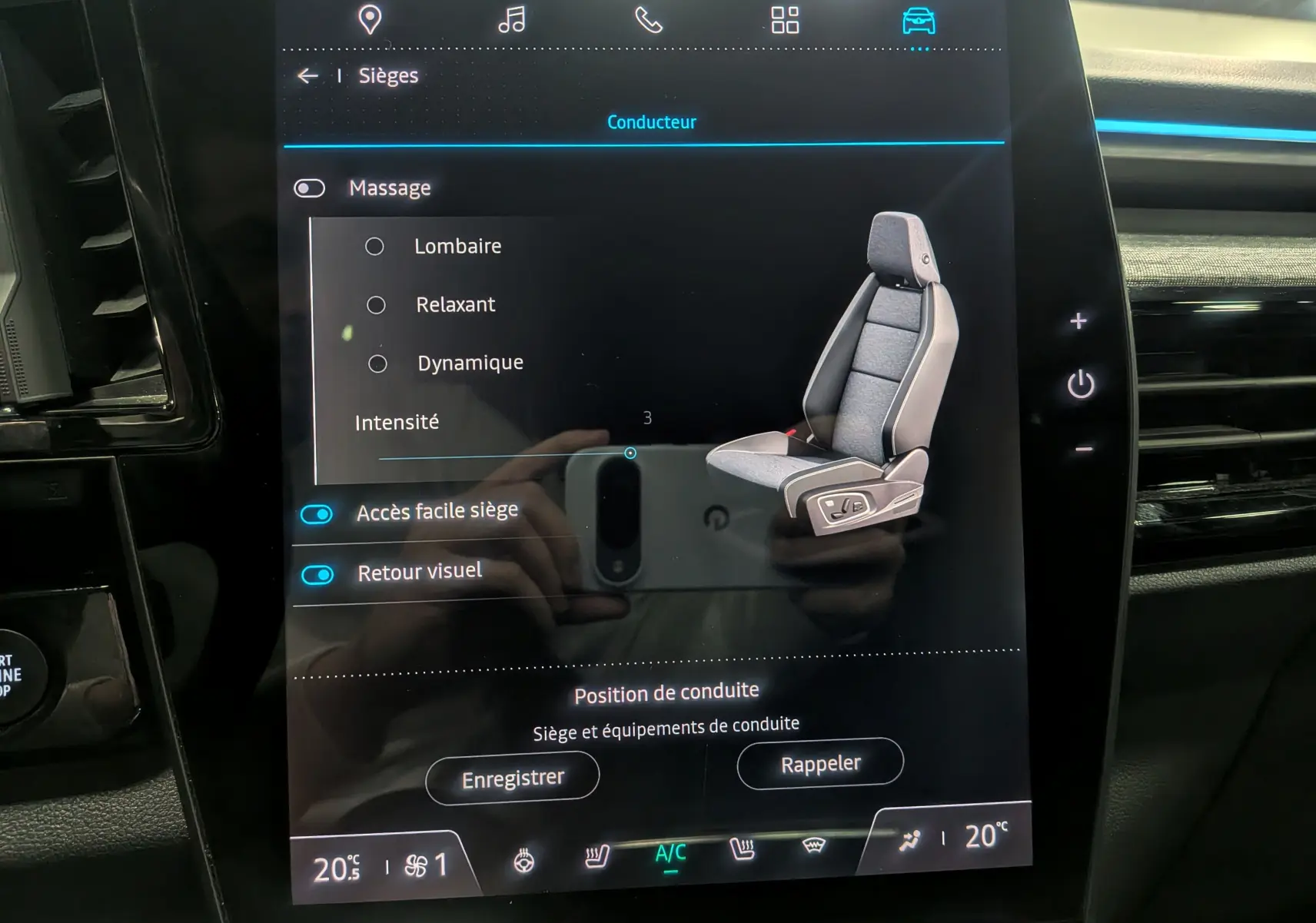 Écran tactile du Renault Austral 2024 montrant les réglages du siège conducteur avec fonction massage et options activées.