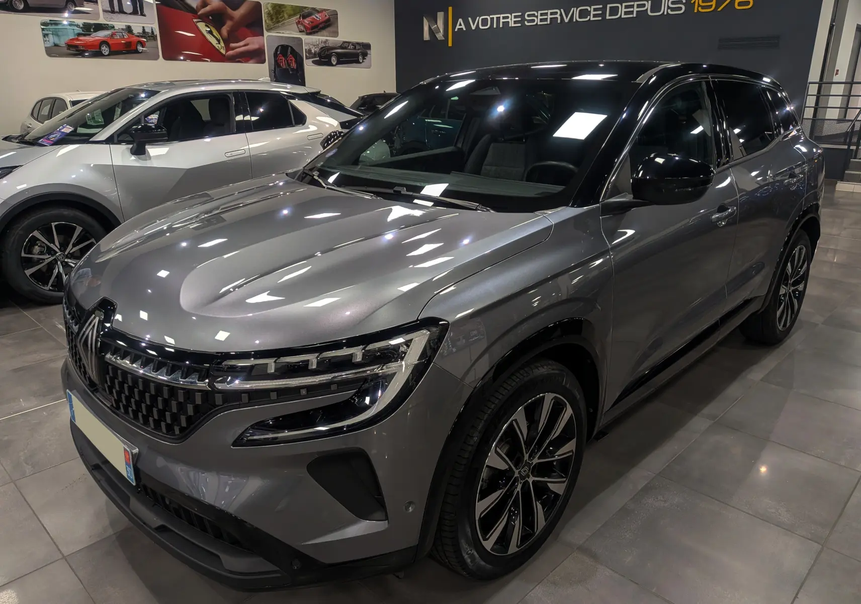 Renault Austral gris schiste avec toit noir en 3/4 avant droit, mettant en valeur ses optiques LED et jantes bi-ton.