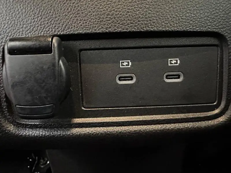 Prise USB-C double en gros plan sur la console intérieure du Renault Captur 2025, finition Techno.