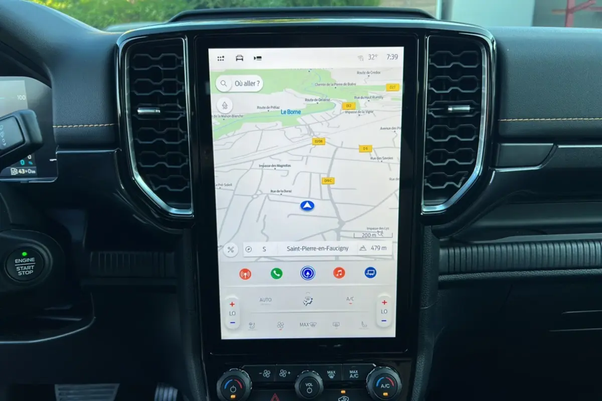 Vue rapprochée de la console centrale du Ford Ranger gris carbone 2025, écran tactile GPS vertical et commandes climatisation.