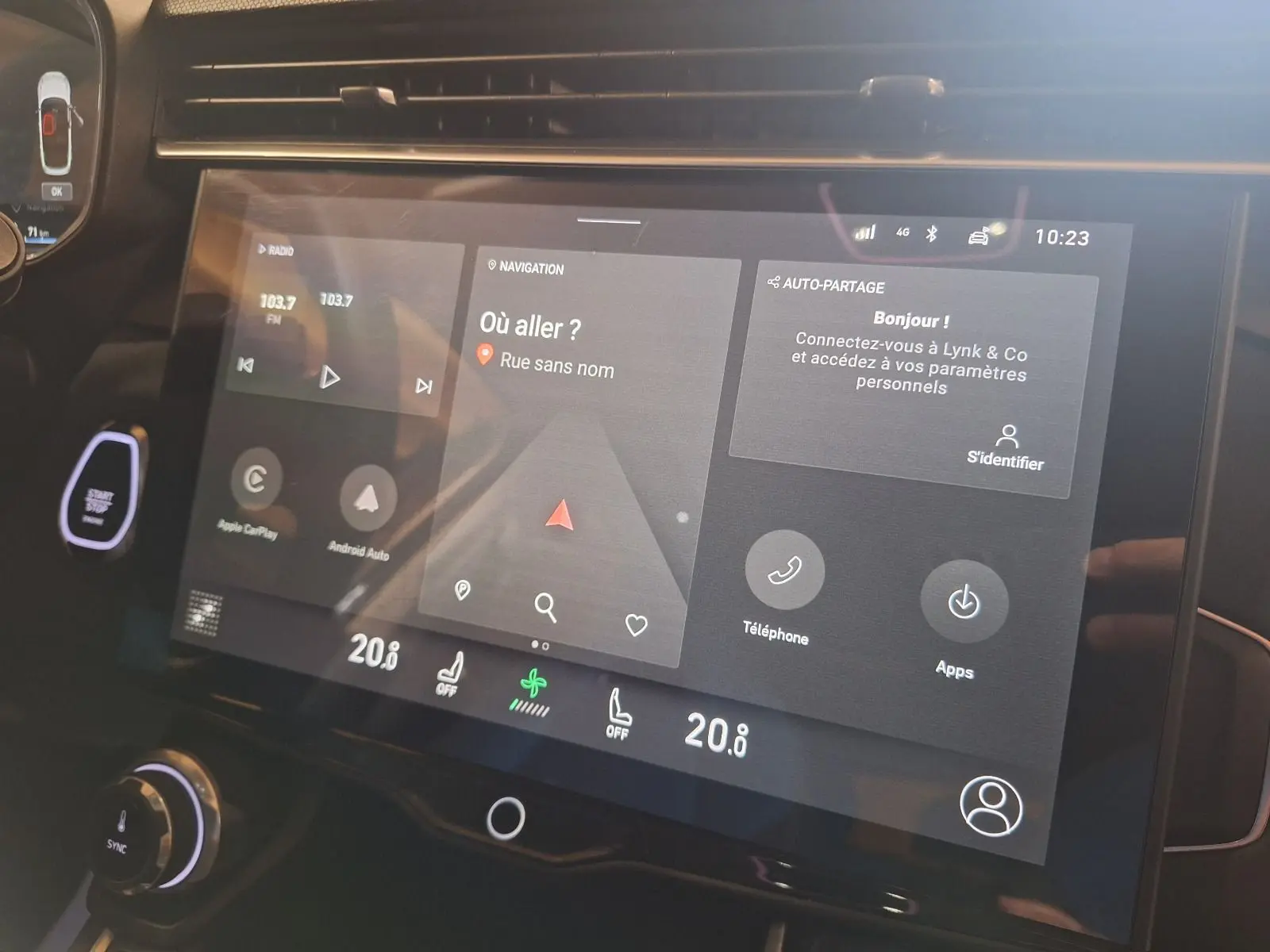 Écran tactile central du tableau de bord du Lynk & Co 01 noir, affichant navigation et commandes climatisation.