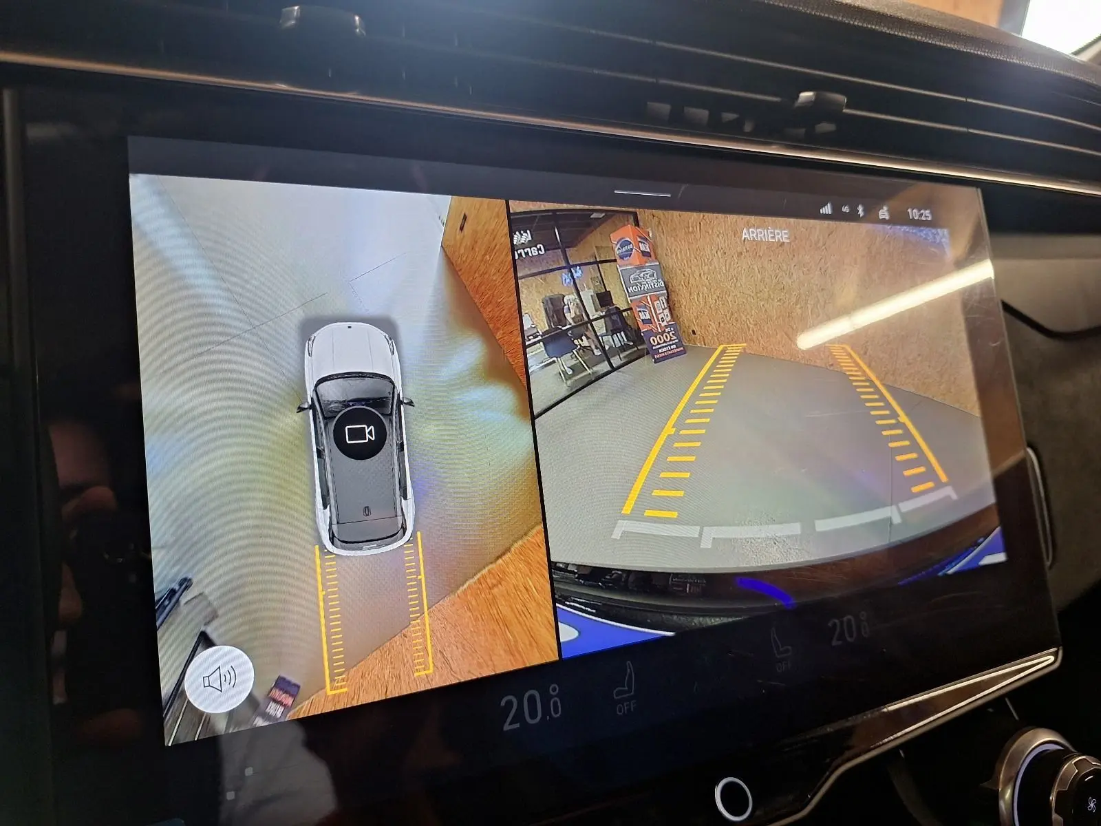 Écran intérieur du Lynk & Co 01 noir montrant la caméra de recul et la vue 360° lors d'une manœuvre en marche arrière.