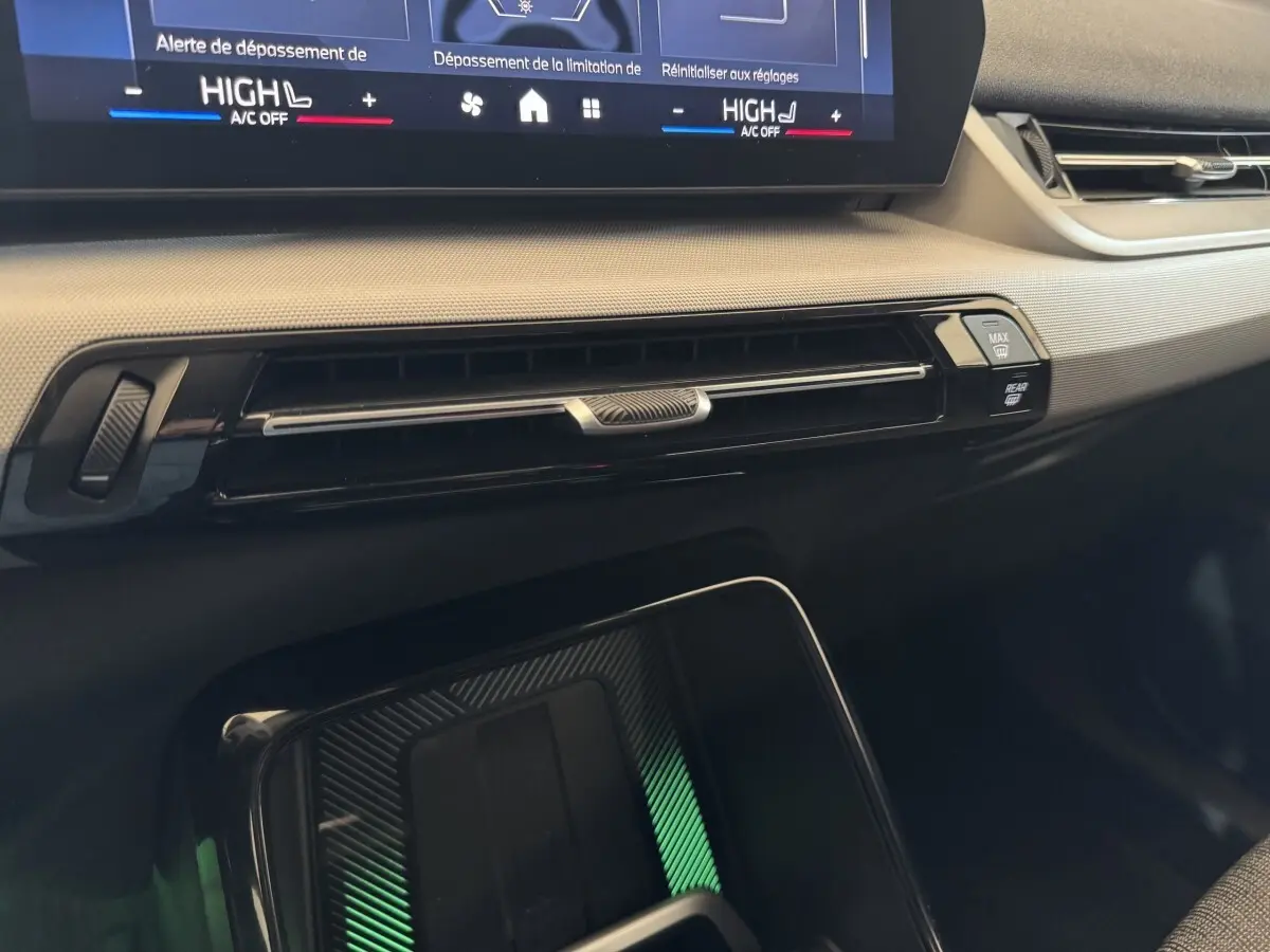 Détail de la ventilation et tableau de bord gris foncé du BMW X1 sDrive20i Business Design 2024.