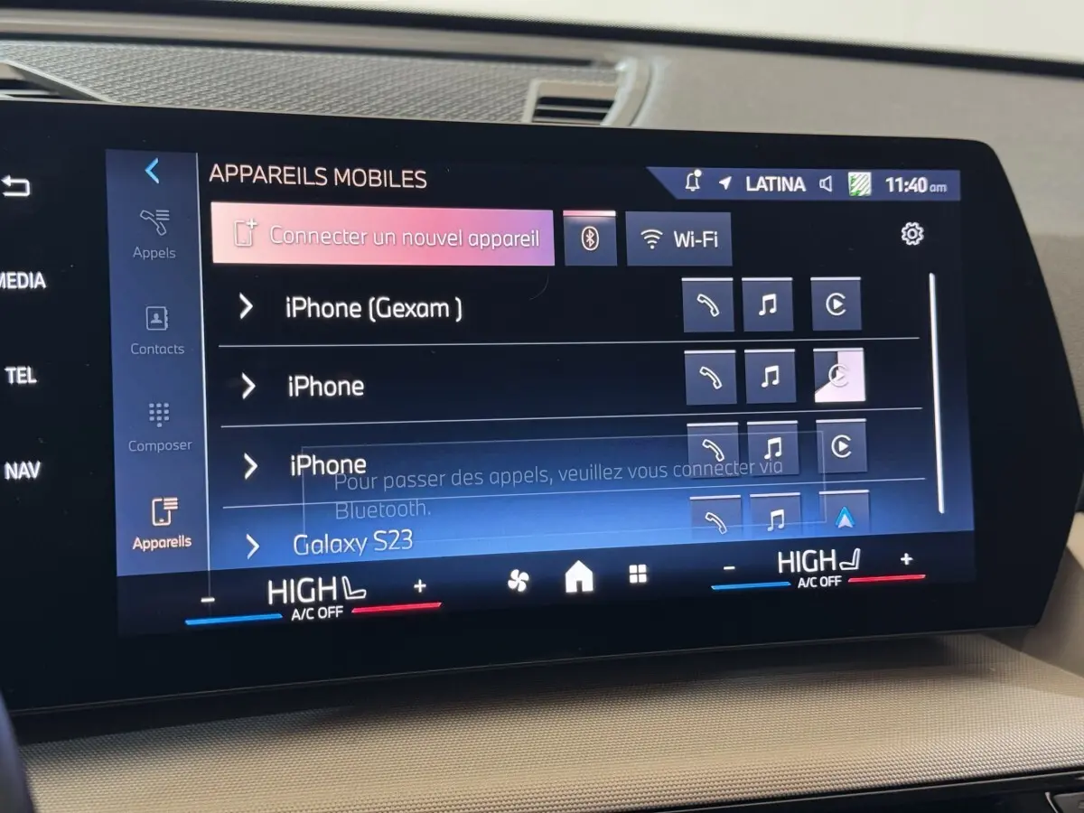 Écran tactile central du BMW X1 2024 affichant la connexion Bluetooth des appareils mobiles.