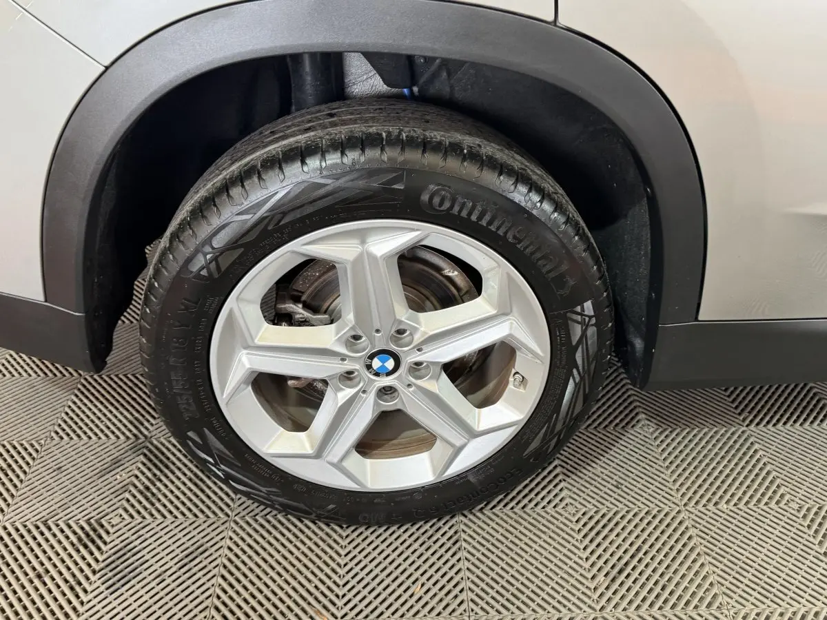 Gros plan sur la roue avant droite gris foncé d’un BMW X1 2024 avec jante alliage et pneu Continental.