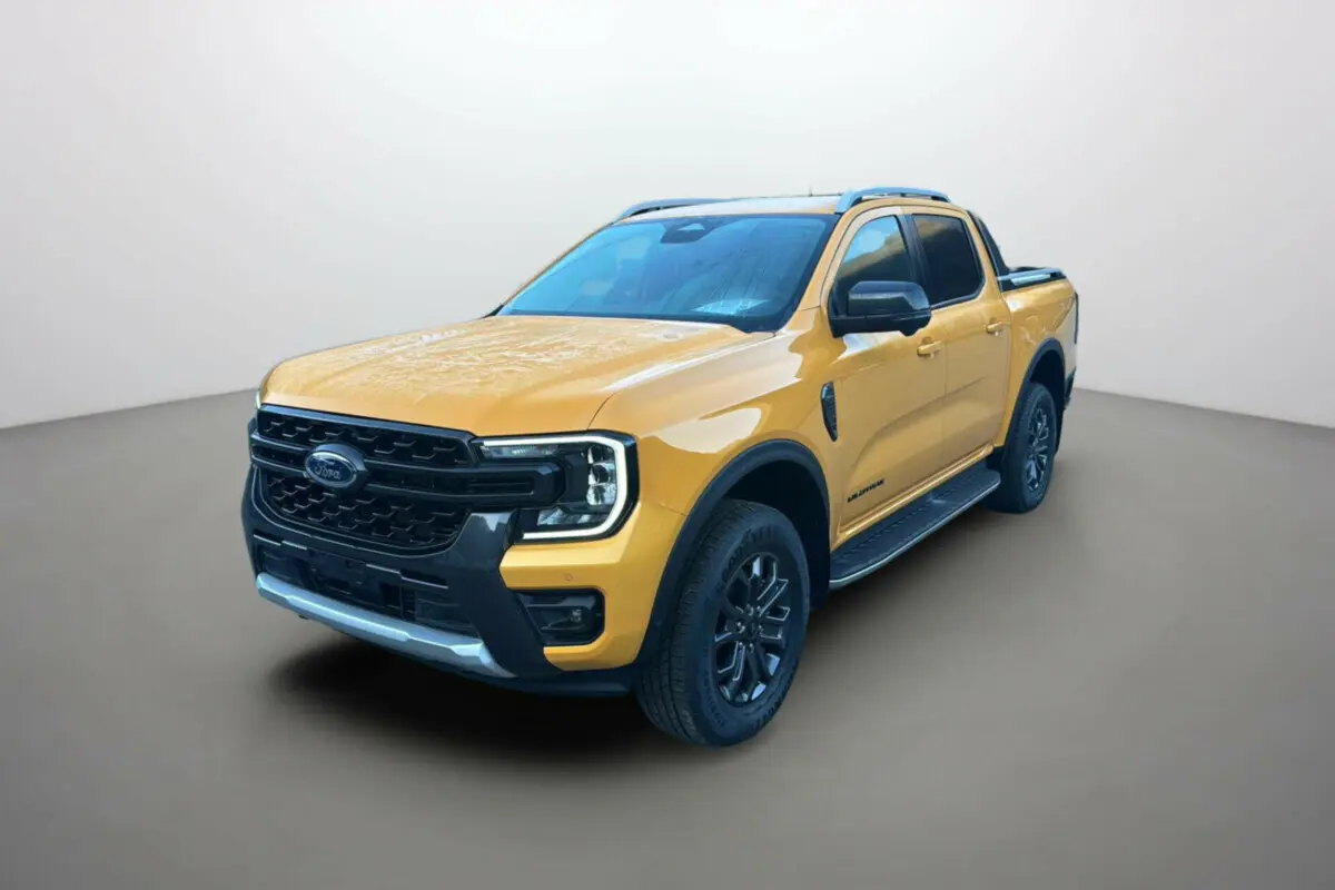 Ford Ranger 2.3 PHEV Cyber orange vu en 3/4 avant droit avec calandre noire et jantes foncées.