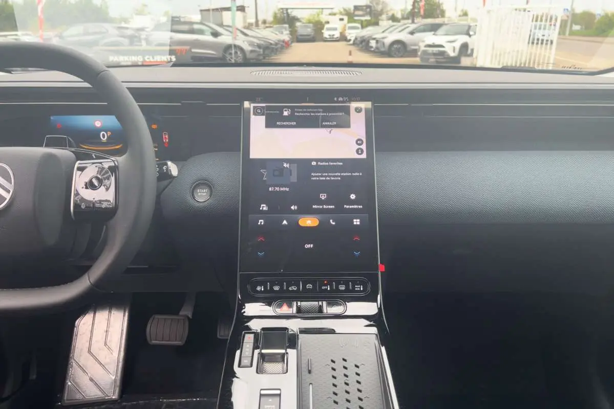 Vue intérieure centrée sur la console centrale tactile verticale et volant cuir du Citroën C5 Aircross 2026.