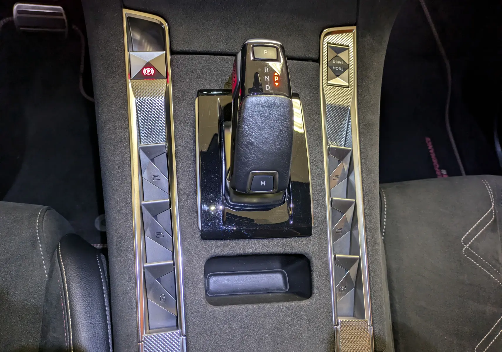 Vue rapprochée de la console centrale du DS7 2023 avec levier de boîte auto et finitions Alcantara noir.