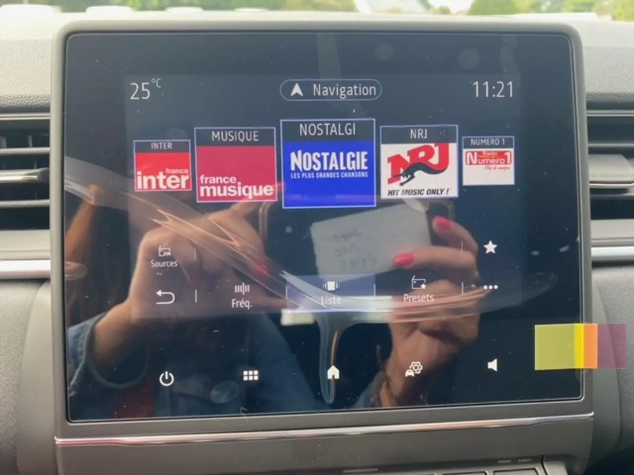 Écran tactile 9,3 pouces du système EASY LINK du Renault Captur bleu, affichant les stations radio et la navigation.