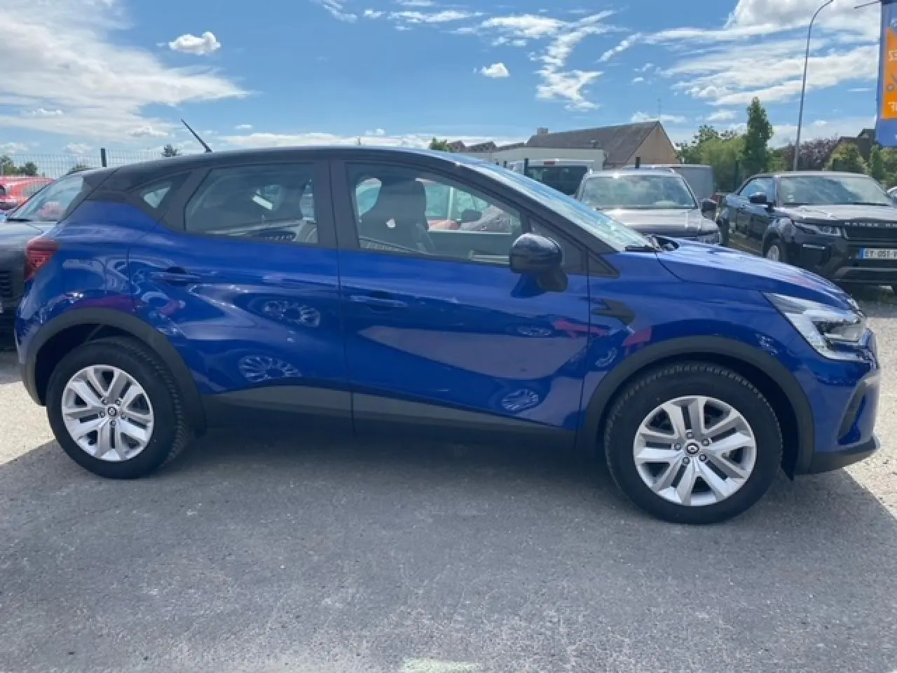 Profil côté gauche d'un Renault Captur bleu 2023 Evolution Mild Hybrid 140 EDC garé en extérieur sur parking.