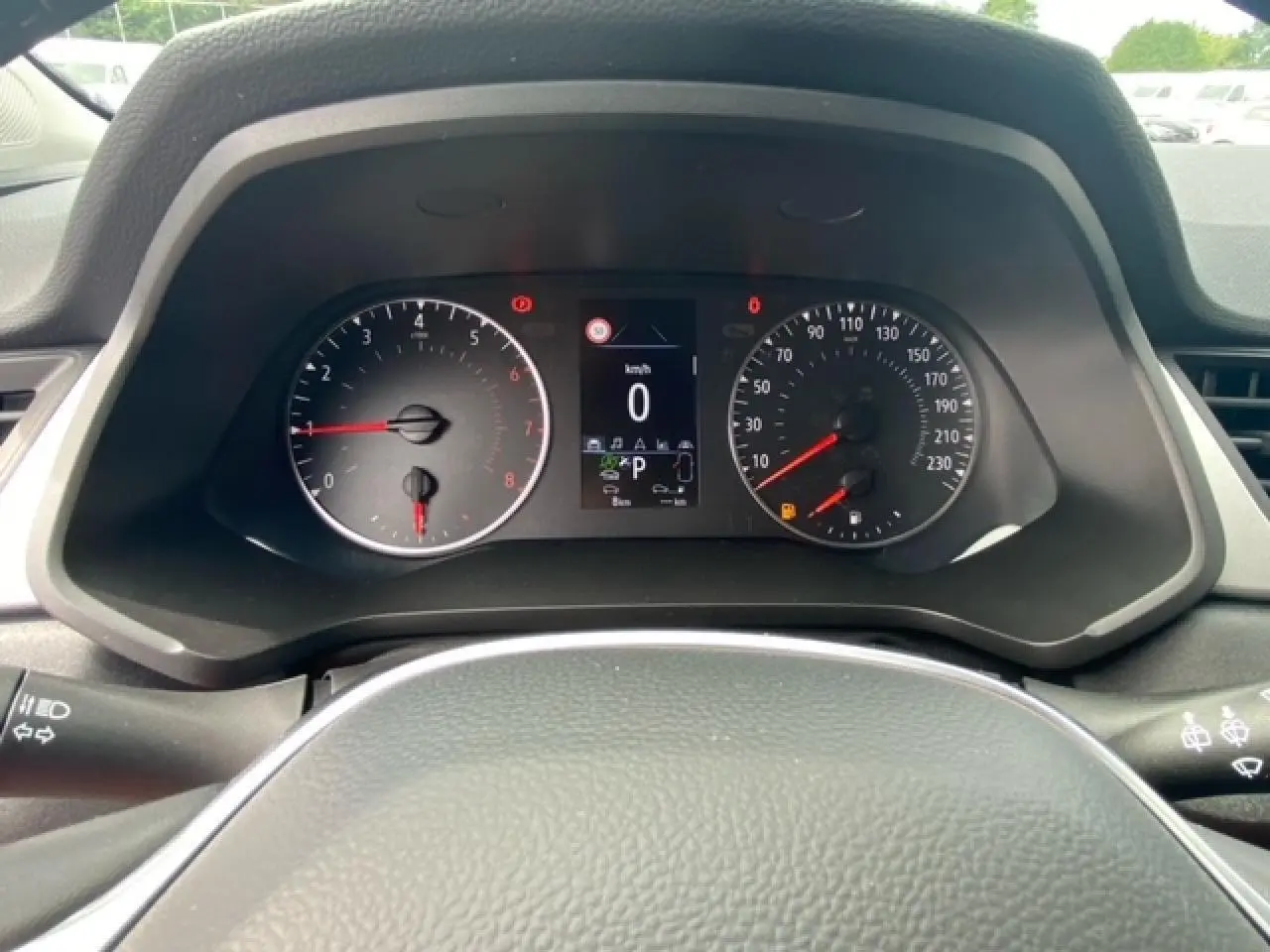 Vue rapprochée du tableau de bord du Renault Captur bleu 2023 montrant les compteurs et l'écran digital.