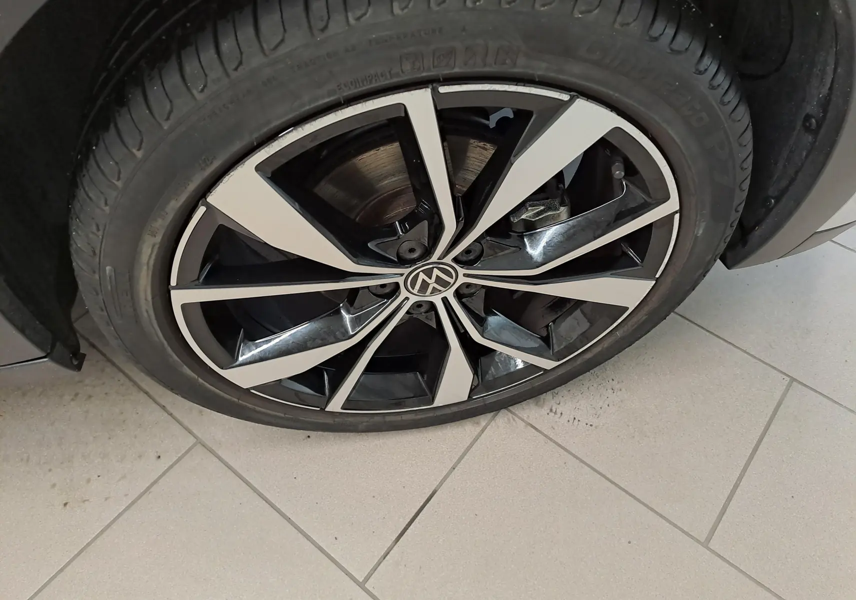 Gros plan sur la roue avant droite du Volkswagen T-Cross 2025 R-Line Edition, jante alliage bicolore noire et argent.