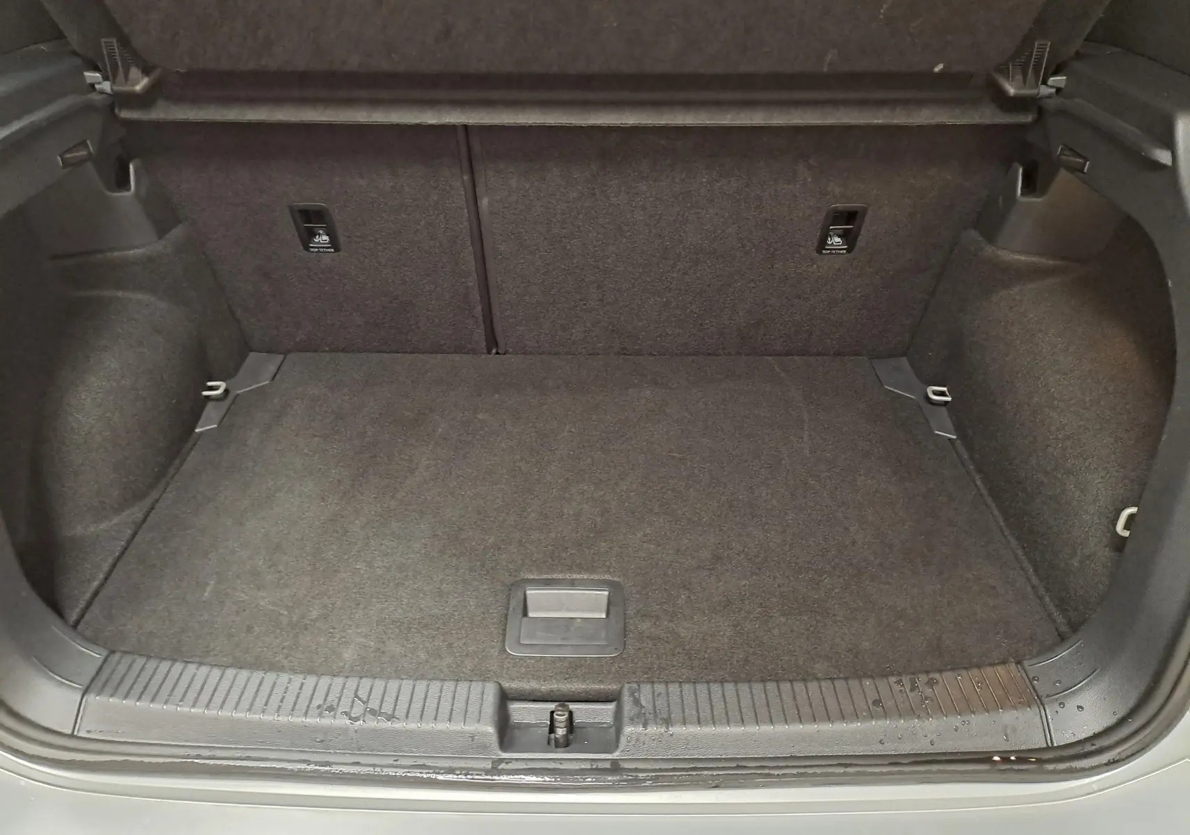 Coffre ouvert du Volkswagen T-Cross 2025 R-Line Edition en Reflet d'argent, vue intérieure arrière montrant l'espace de chargement.