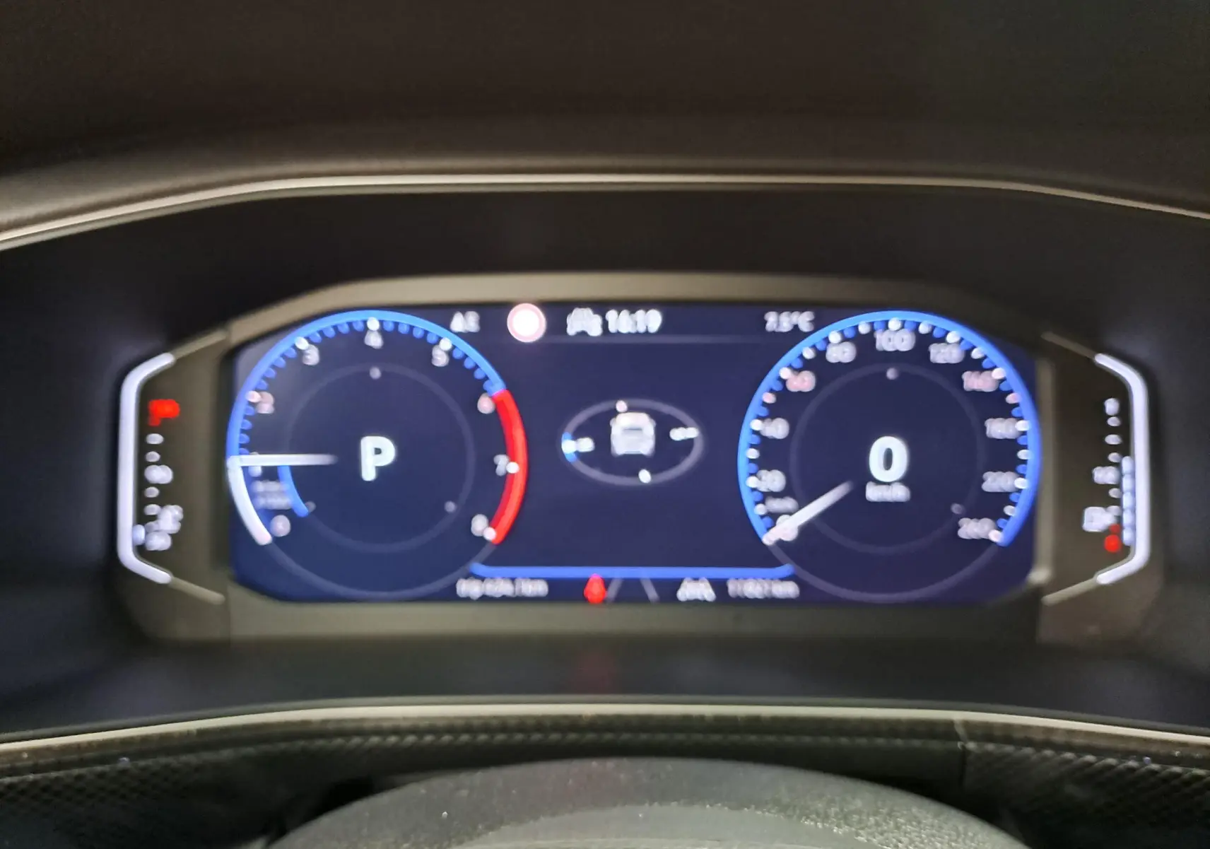 Vue rapprochée du tableau de bord numérique du Volkswagen T-Cross 2025, affichant vitesse et indicateurs en bleu et rouge.