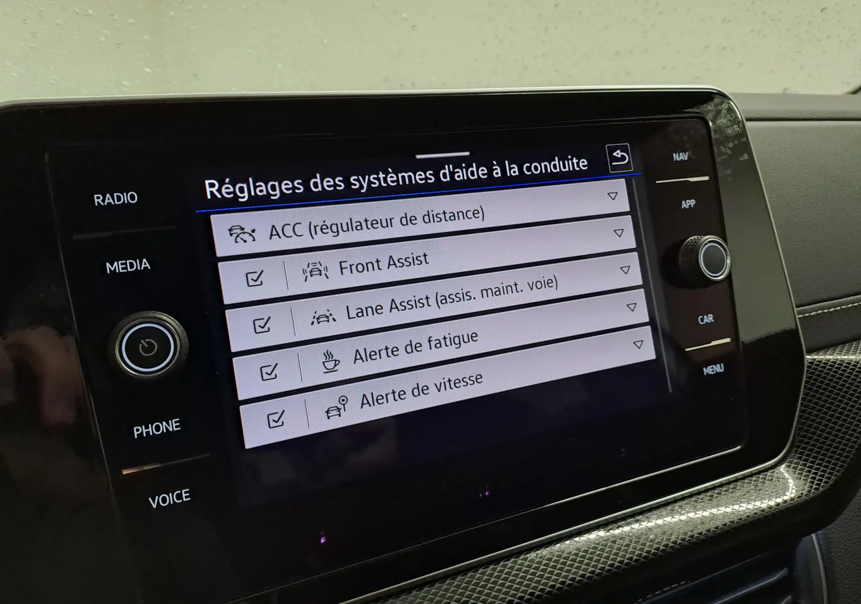 Écran tactile intérieur du Volkswagen T-Cross 2025 affichant les réglages d’aide à la conduite, finition R-Line Edition.