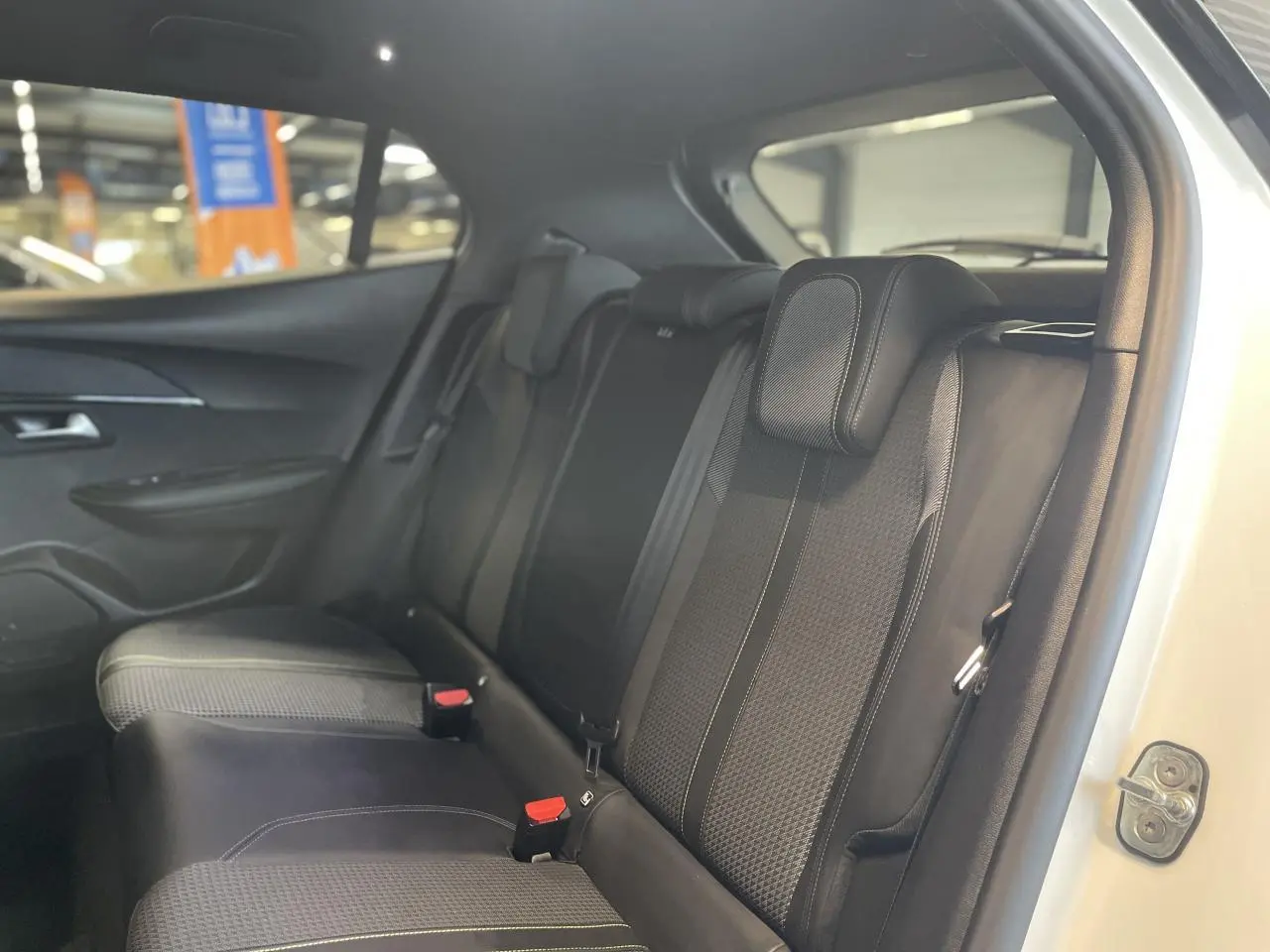 Vue intérieure sur la banquette arrière noire du Peugeot 2008 GT Line 2019, avec ceintures et appuie-têtes visibles.