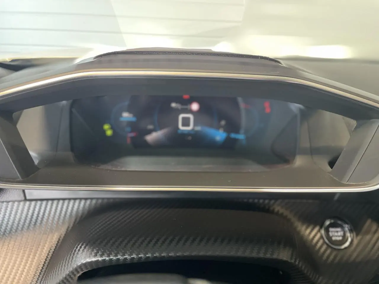 Tableau de bord numérique du Peugeot 2008 GT Line 2019 avec finition carbone et bouton démarrage.
