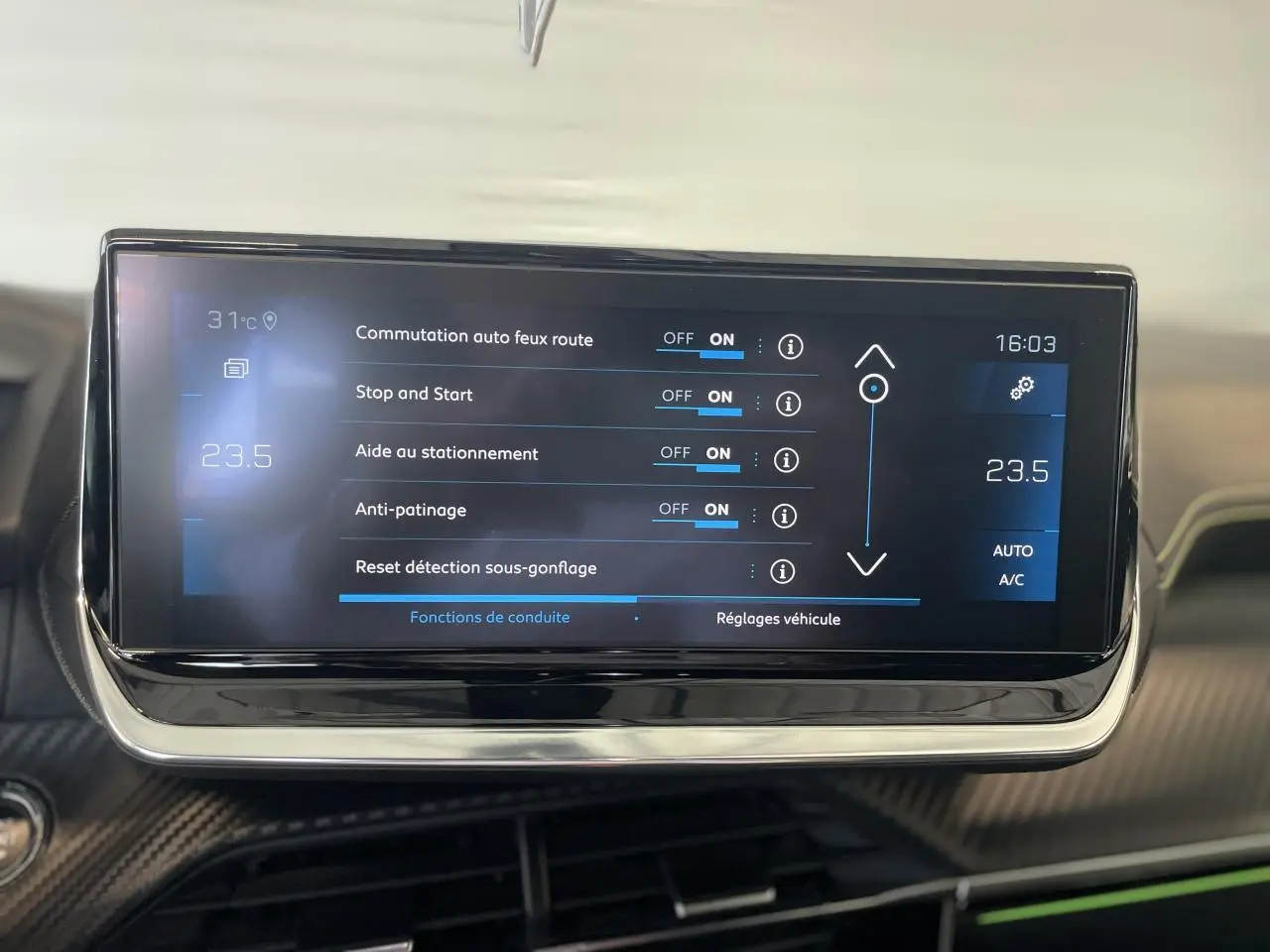 Écran tactile central du Peugeot 2008 GT Line 2019 affichant les réglages d'aide à la conduite et climatisation à 23,5°C.