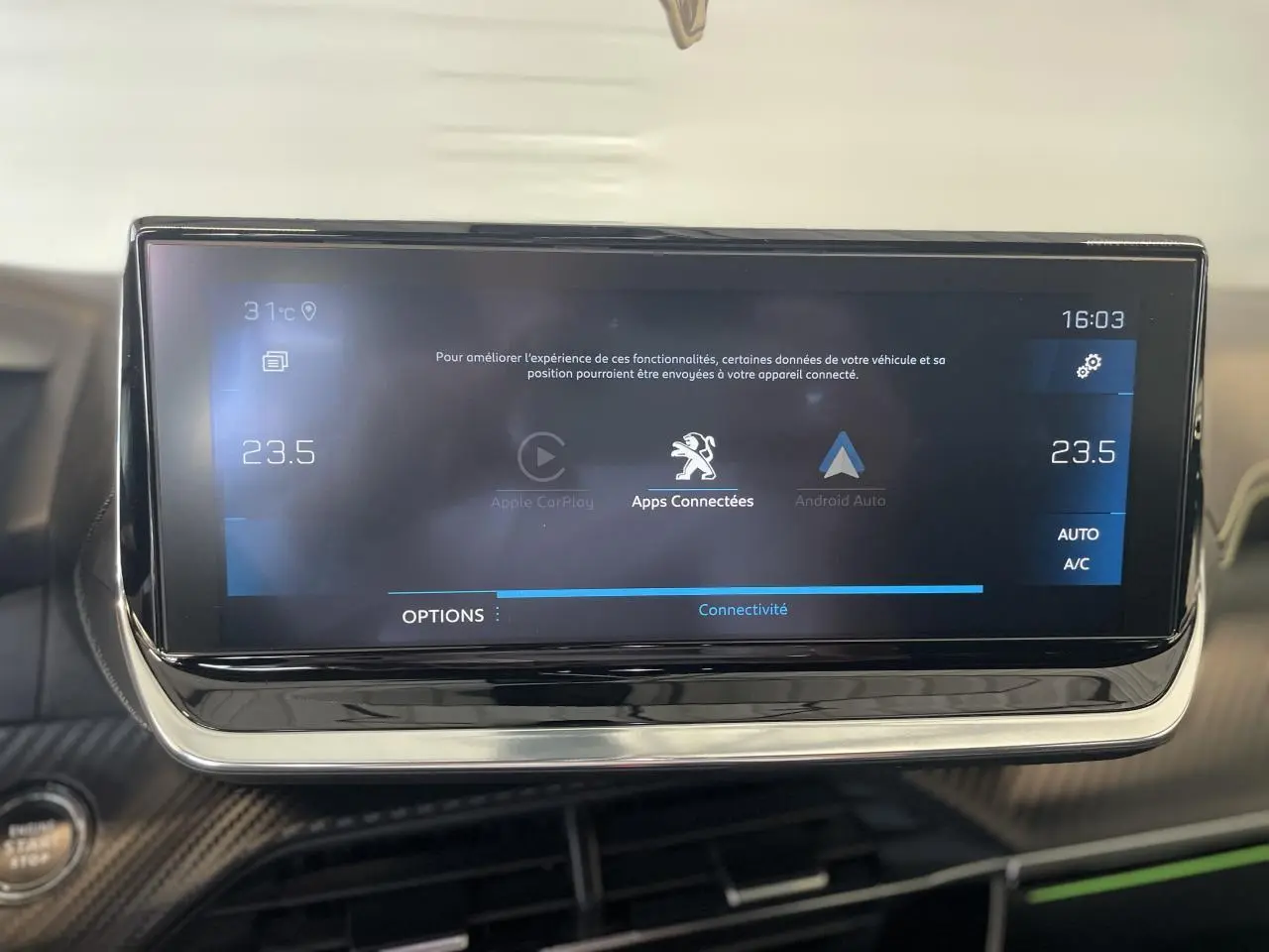 Écran tactile central du Peugeot 2008 GT Line 2019 affichant la connectivité Apple CarPlay et Android Auto