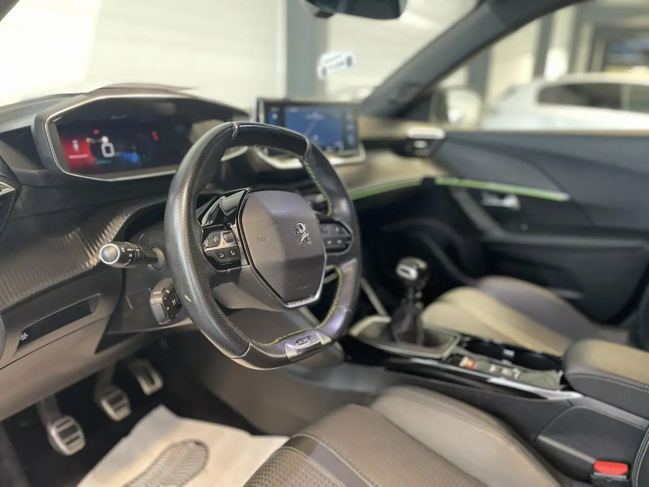 Intérieur Peugeot 2008 GT Line 2019, vue côté conducteur sur volant compact et tableau de bord numérique.