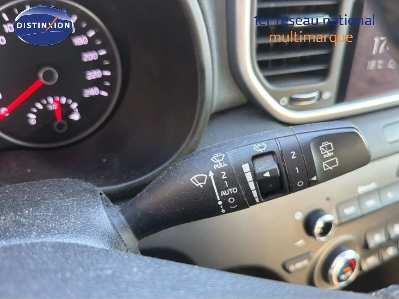 Gros plan sur la commande d'essuie-glace côté droit du tableau de bord d'un Kia Sportage blanc nacré 2021.