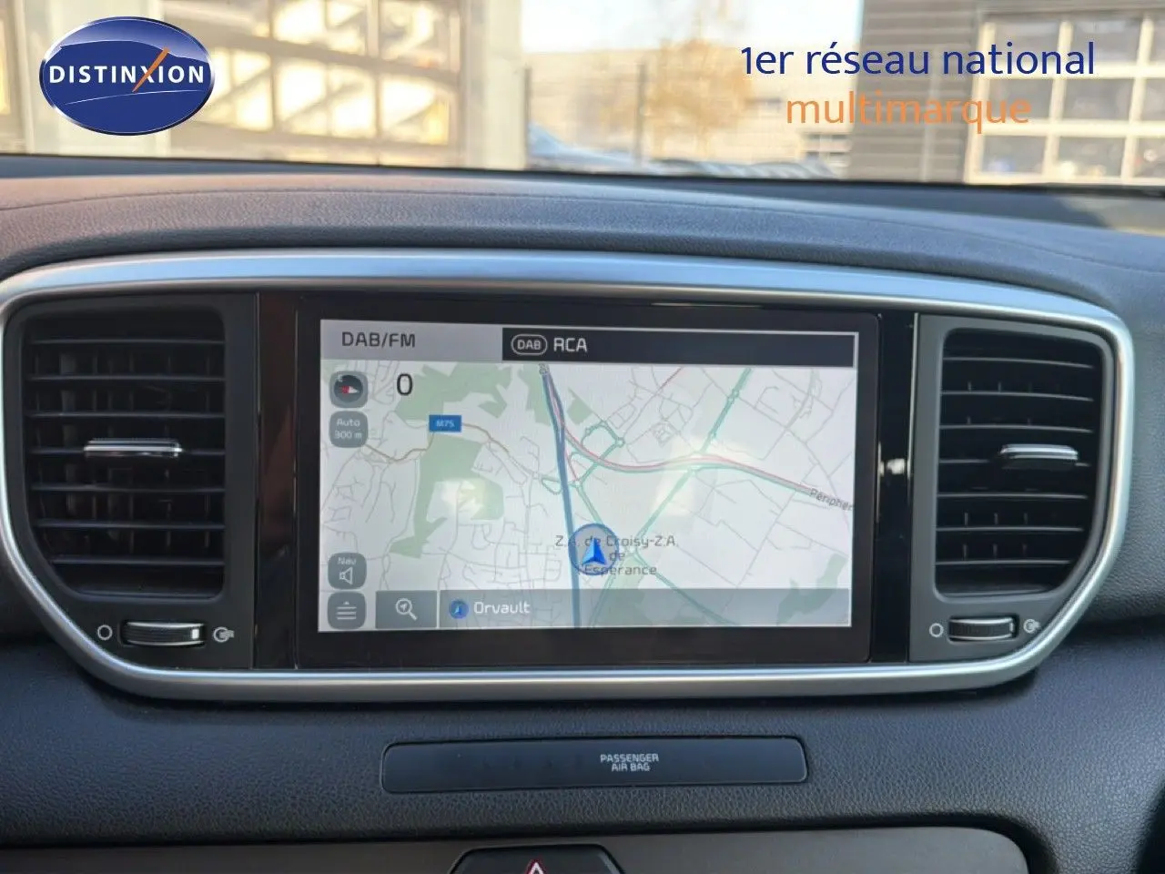 Écran central tactile avec navigation GPS, entouré de deux aérateurs noirs, intérieur du Kia Sportage 2021.