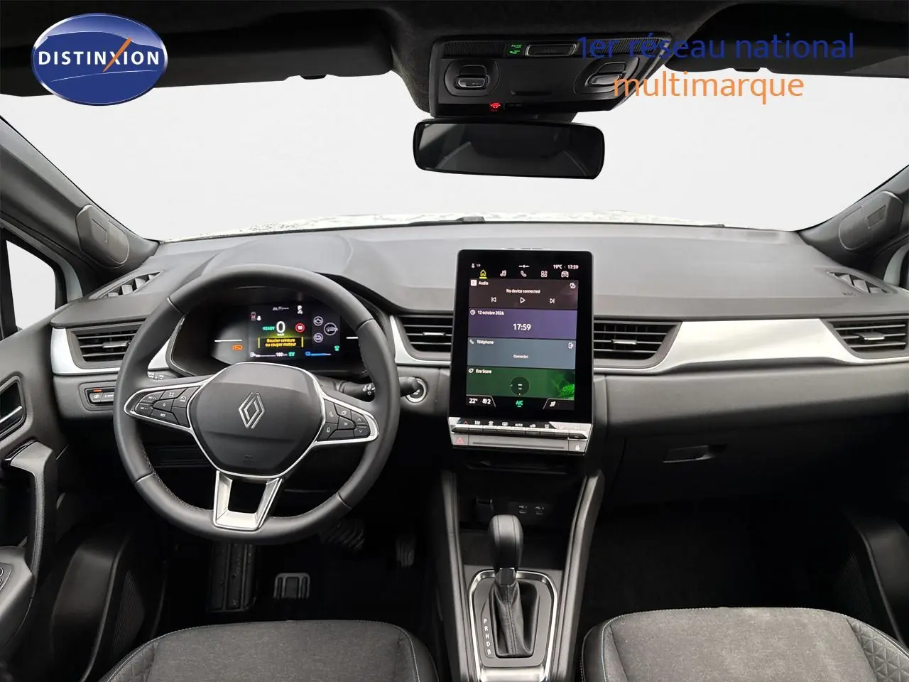 Vue intérieure avant du Renault Symbioz blanc nacré, avec tableau de bord numérique et écran tactile central vertical.