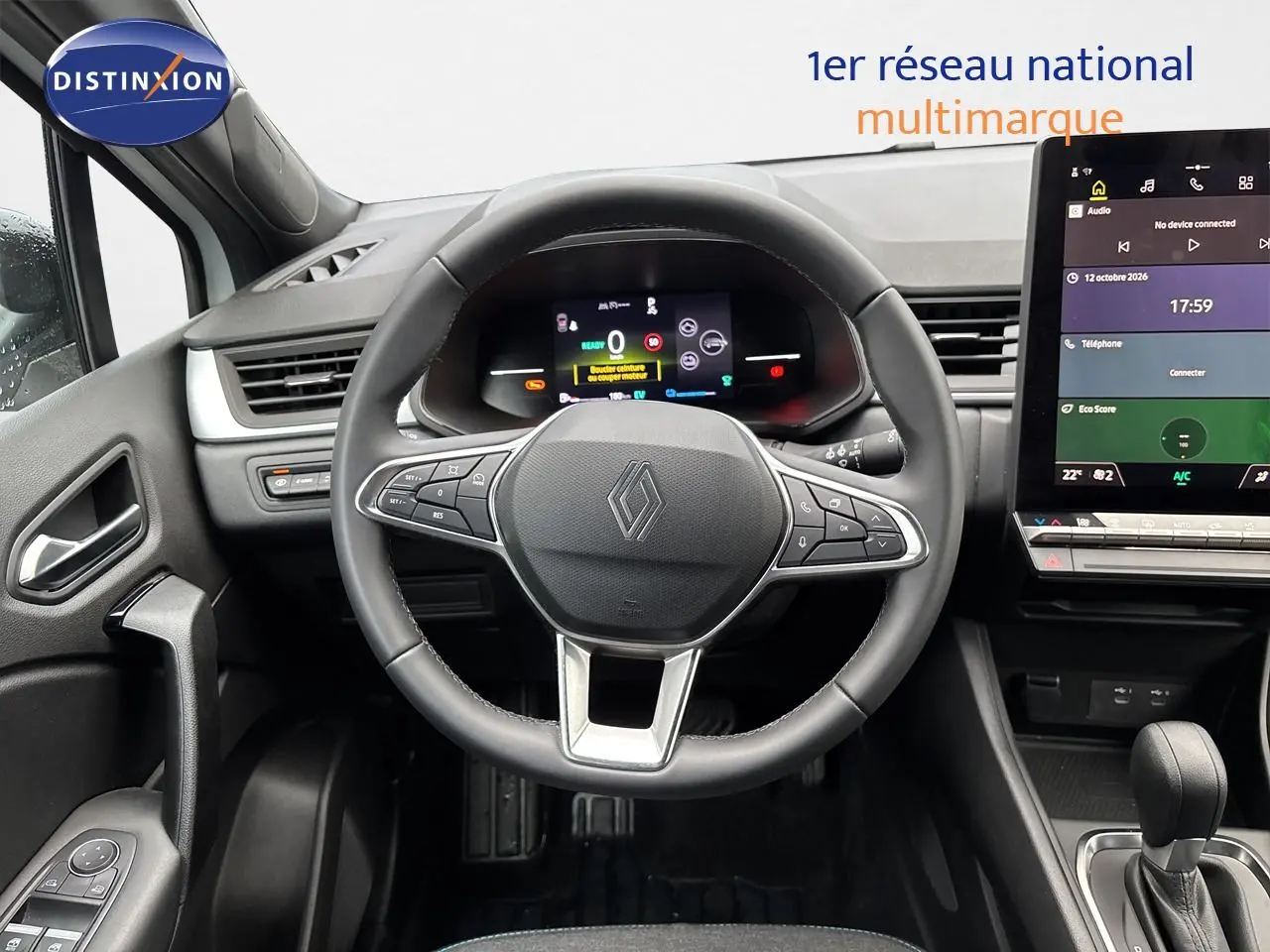 Vue intérieure centrée sur le volant Renault Symbioz 2025, tableau de bord numérique et écran tactile moderne.