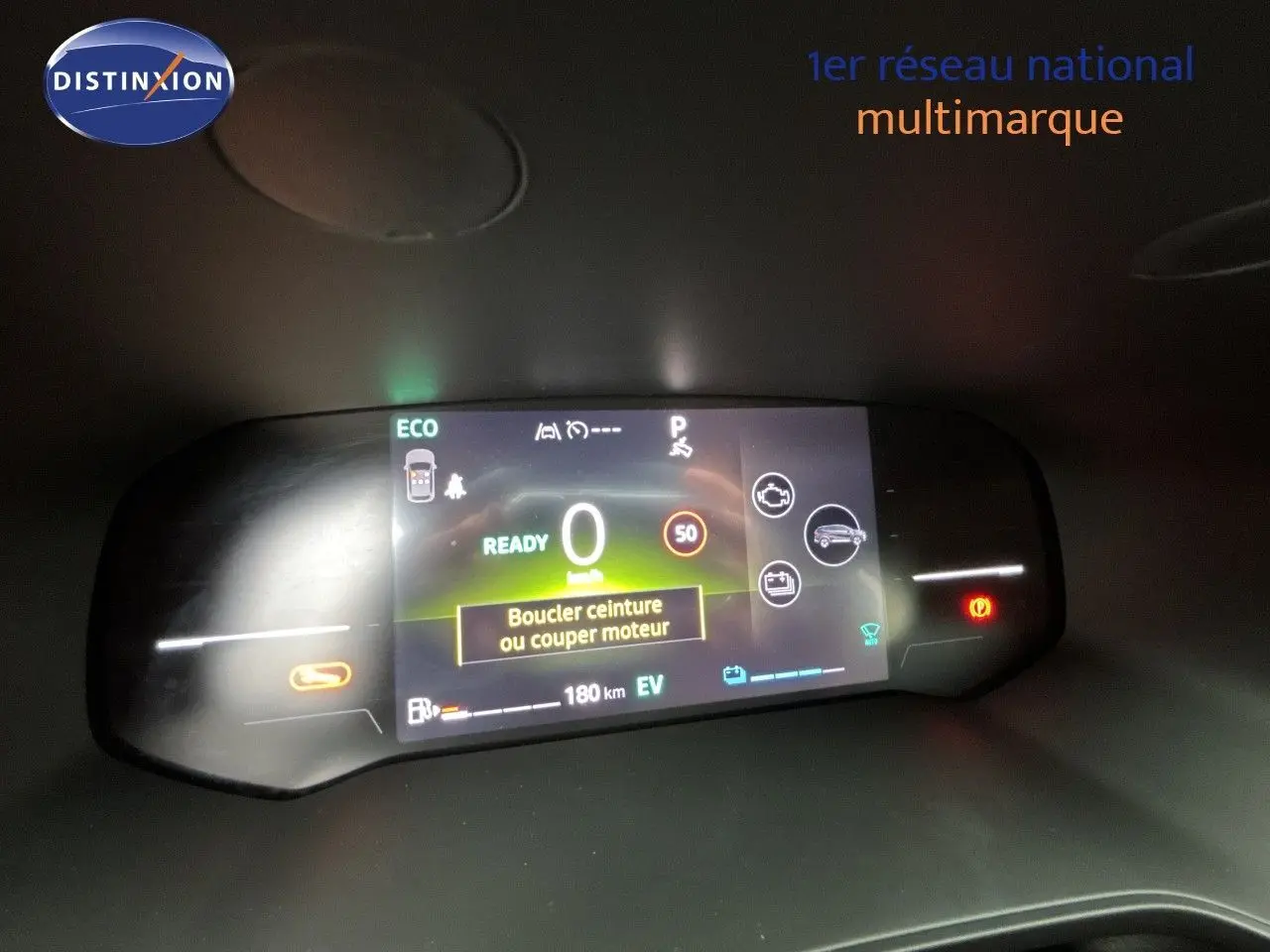 Tableau de bord numérique de Renault Symbioz blanc nacré, affichant vitesse zéro et alertes de sécurité.