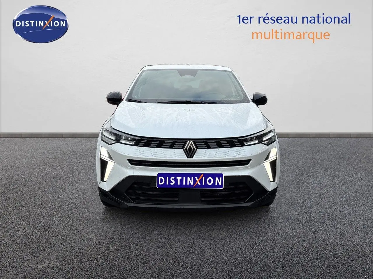 Vue avant d'une Renault Symbioz blanc nacré avec éclairage LED distinctif et calandre noire moderne.