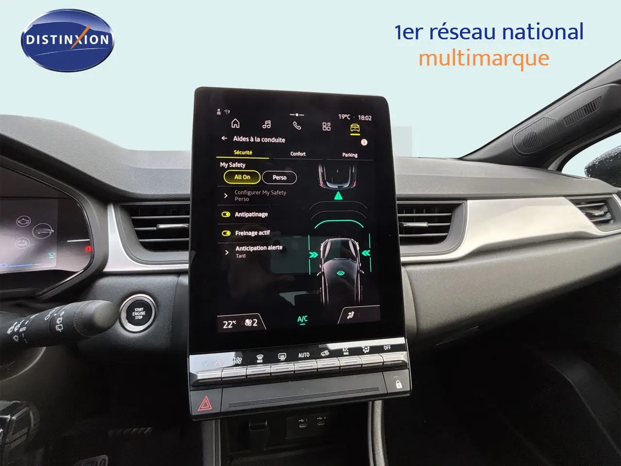 Vue intérieure du tableau de bord de la Renault Symbioz blanc nacré, avec écran tactile central vertical et commandes digitales.