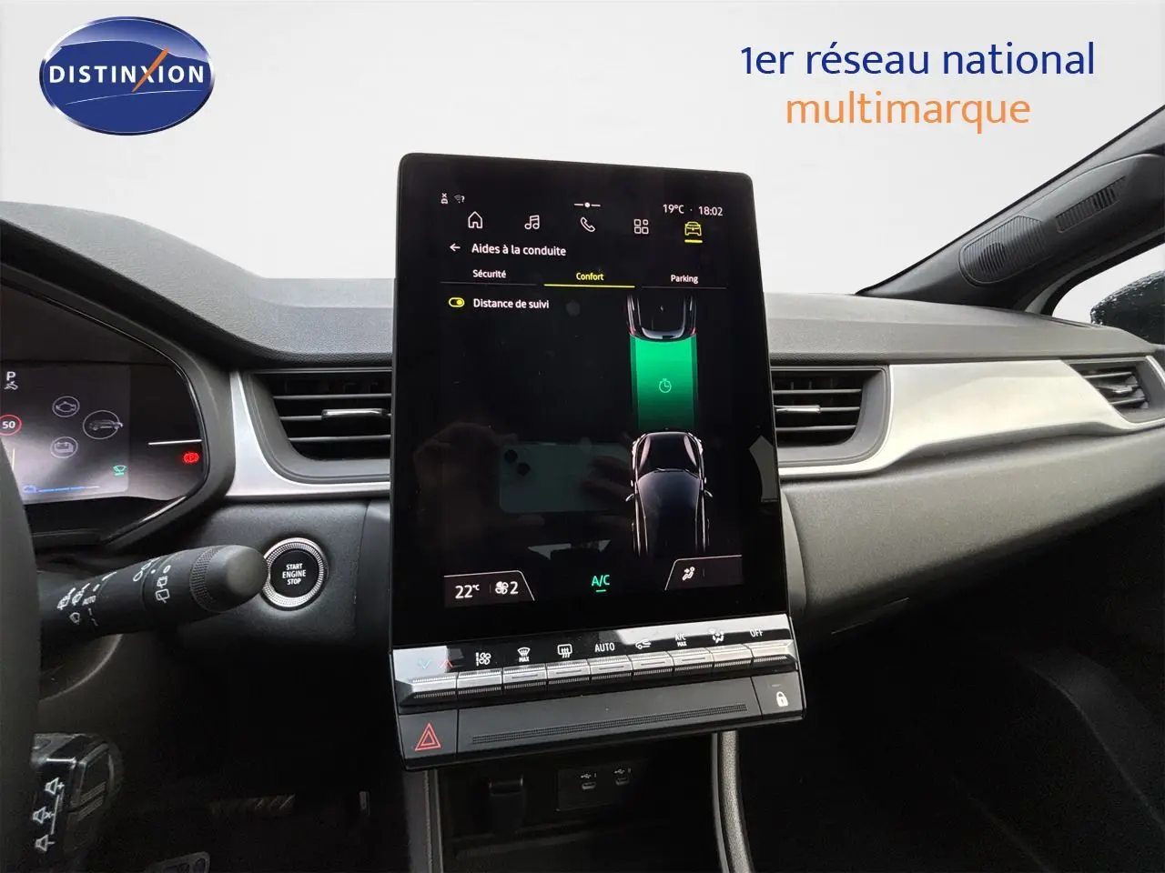 Vue intérieure du tableau de bord de la Renault Symbioz blanc nacré, avec écran tactile central vertical et commandes climatisation.
