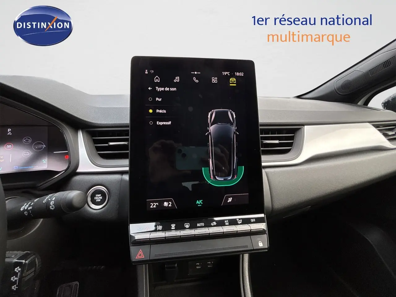 Vue intérieure centrée sur l’écran tactile du tableau de bord de la Renault Symbioz blanc nacré 2025.