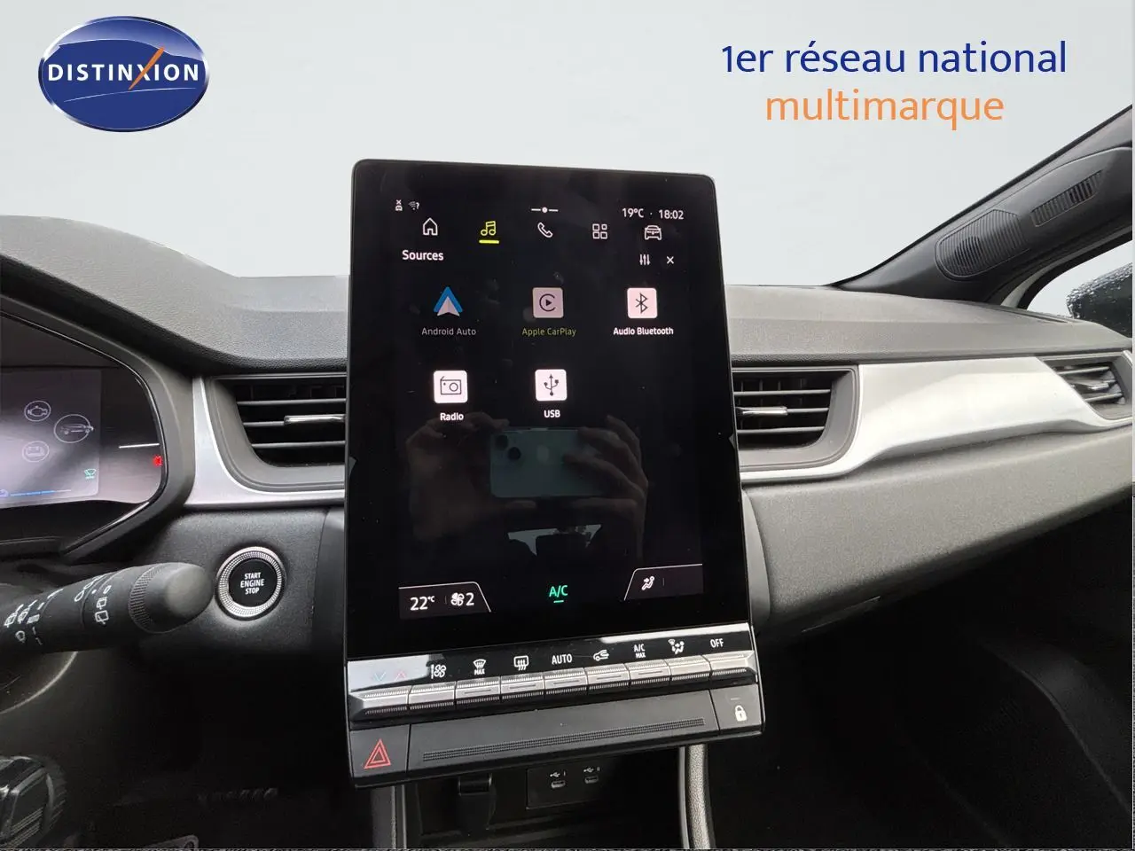 Vue intérieure du tableau de bord de la Renault Symbioz 2025, écran tactile central avec commandes climatisation et démarrage sans clé.