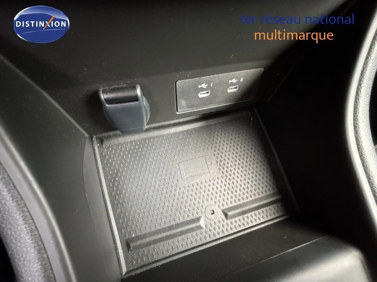 Gros plan sur le compartiment de recharge avec ports USB-C du Renault Symbioz blanc nacré, intérieur noir.
